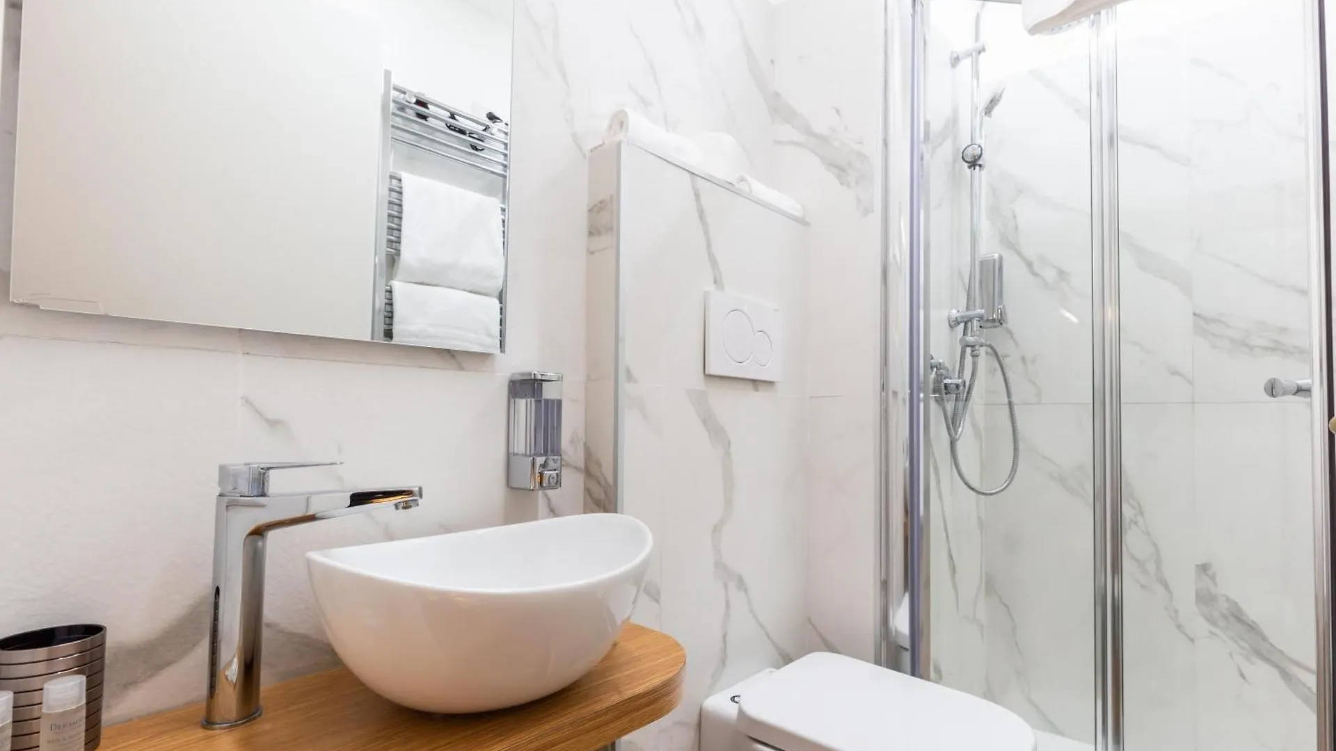 Cavour Luxury Rooms - Lr Collection Рим Италия