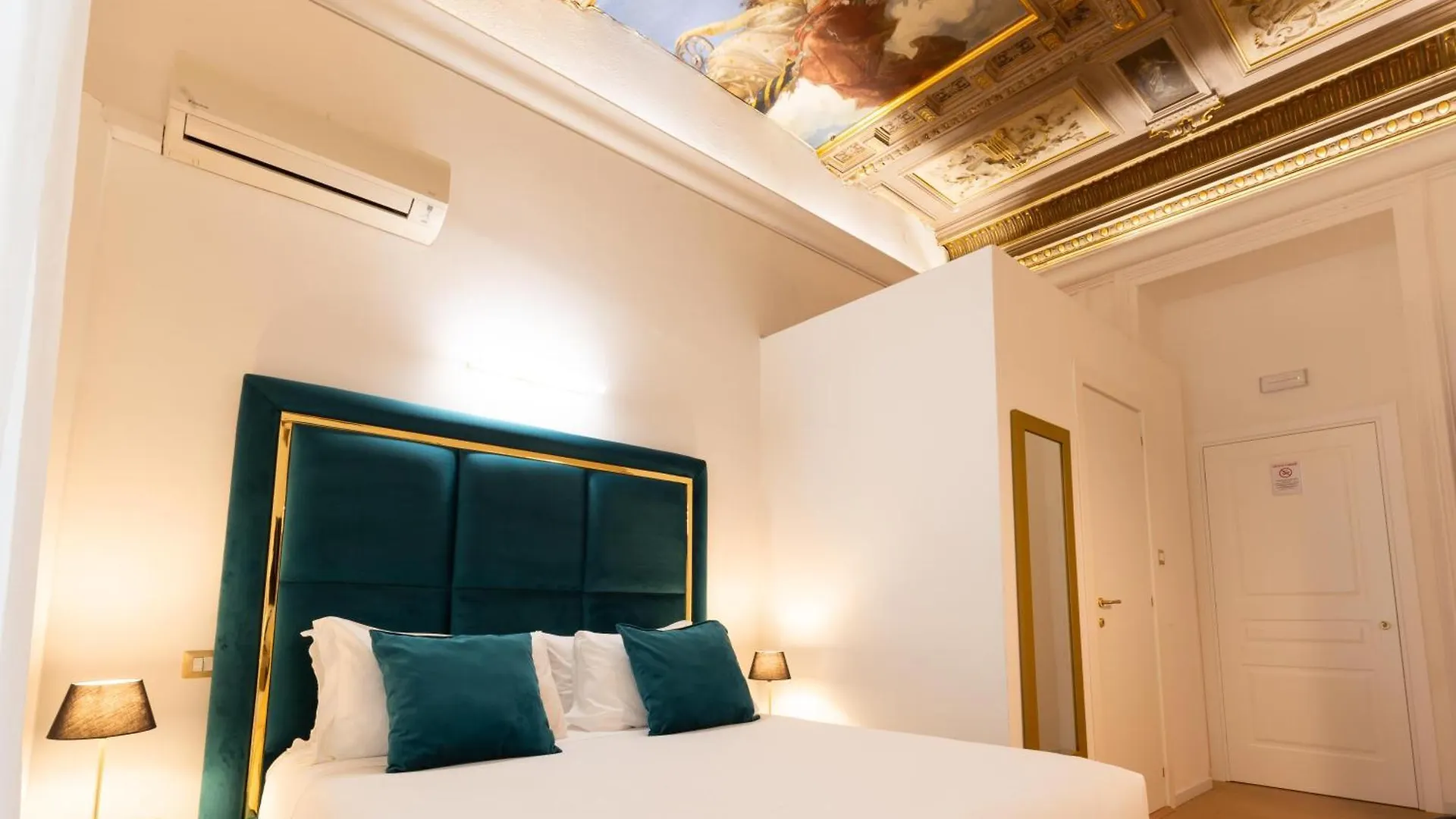 Cavour Luxury Rooms - Lr Collection Рим Гостевой дом